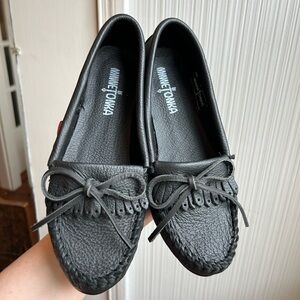 🦌 NWOT Minnetonka Deerskin Kilty Black Leather Moccasins